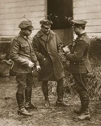 Un tipico gruppo britannico: soldati con vischio e un pollo per Natale, illustrazione da The Illustrated War News